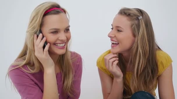 Mujer sonriente en el teléfono con sus amigos a su lado — Vídeos de Stock