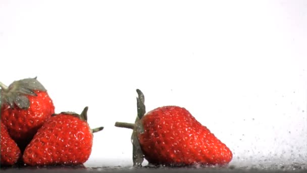 Fresas en cámara súper lenta recibiendo agua — Vídeos de Stock