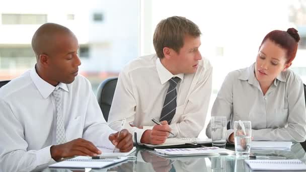 Equipo empresarial trabajando juntos — Vídeos de Stock