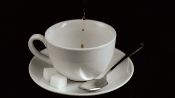 Süper ağır çekim düşen kahve damlacık — Stok video