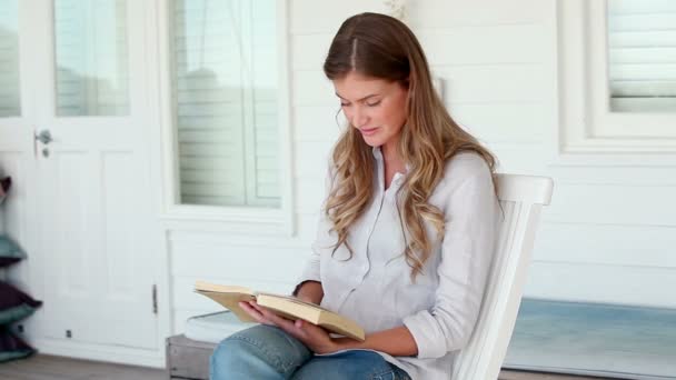 Mujer leyendo pacíficamente un libro — Vídeos de Stock