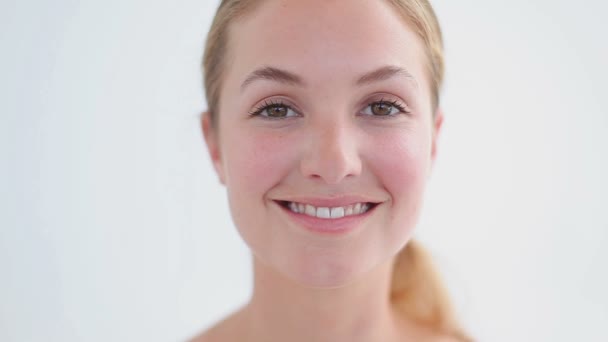 Mujer sonriente con atención cepillándose las cejas — Vídeo de stock