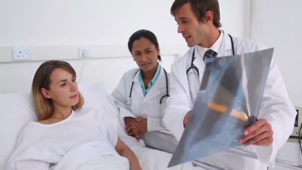 Doctor showing to a patient her chest x-ray — Stock Video