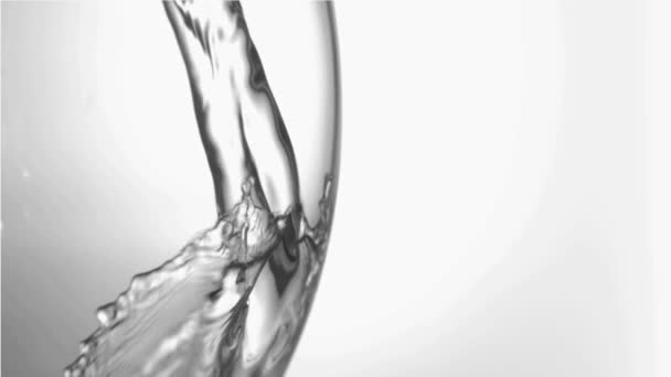 Rännil av vatten i super slow motion som hälls — Stockvideo