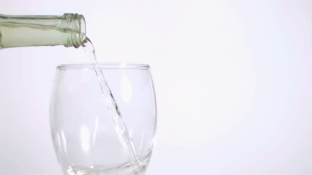 Witte wijn stroomt in super slow motion uit een fles — Stockvideo
