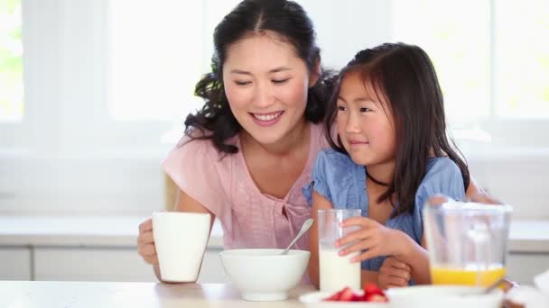 Mère et fille boivent en s'asseyant ensemble — Video