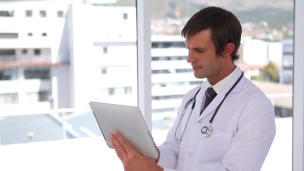 Доктор за допомогою планшета з сенсорним екраном — стокове відео