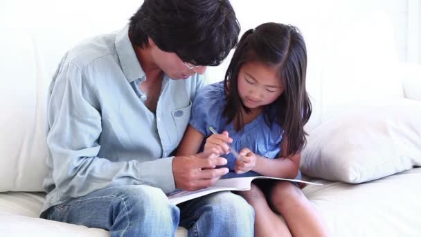 Padre guardando sua figlia colorare — Video Stock