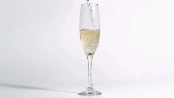Glas gevuld in super slow motion met champagne — Stockvideo