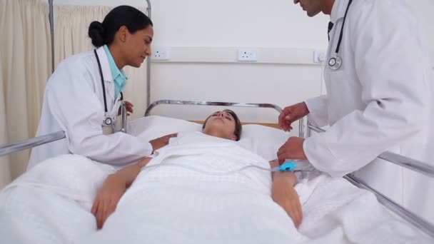 Arzt setzt einer Patientin eine Sauerstoffmaske auf — Stockvideo