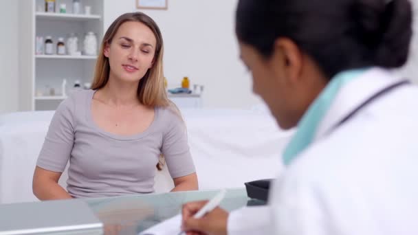 Doktor ve hasta ellerini sallayarak — Stok video