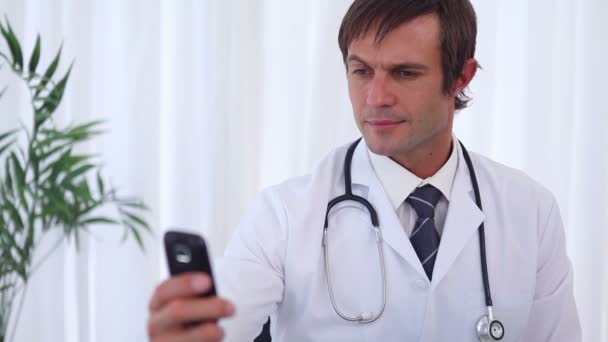 Doctor text-messaging — Stock Video