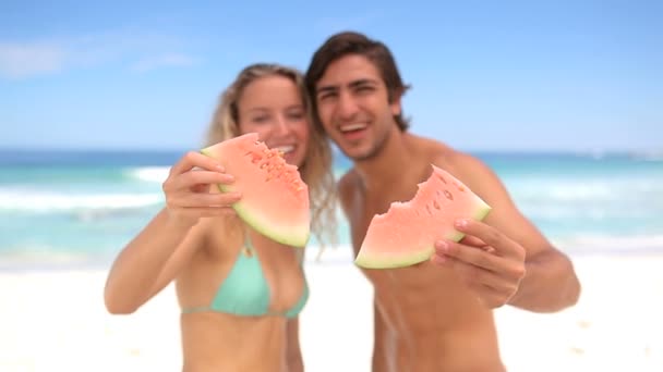 Couple eating watermelon — Stock Video