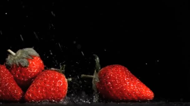 Bonitas fresas en cámara súper lenta siendo mojadas — Vídeos de Stock