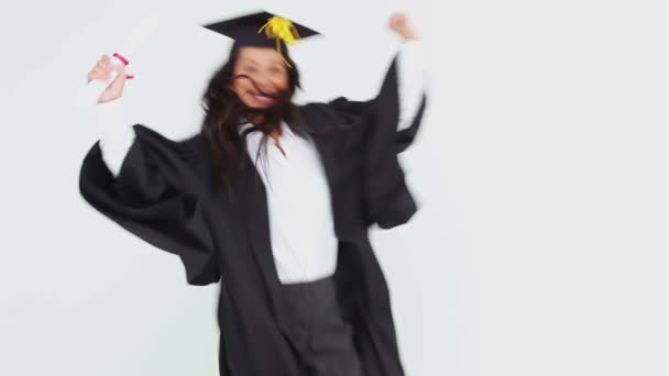 Feliz estudiante graduado lanzando su gorra — Vídeo de stock