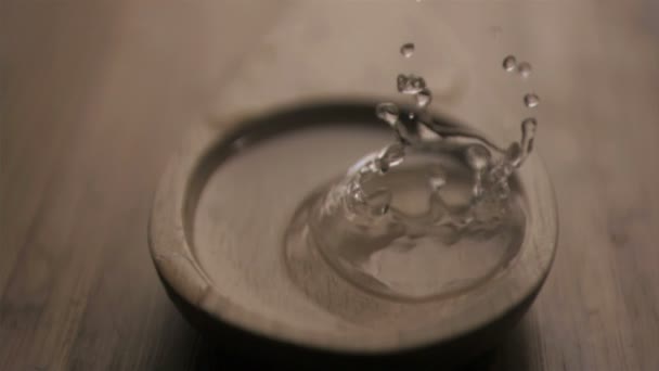 Gota de agua cayendo en cámara súper lenta en una cuchara — Vídeos de Stock