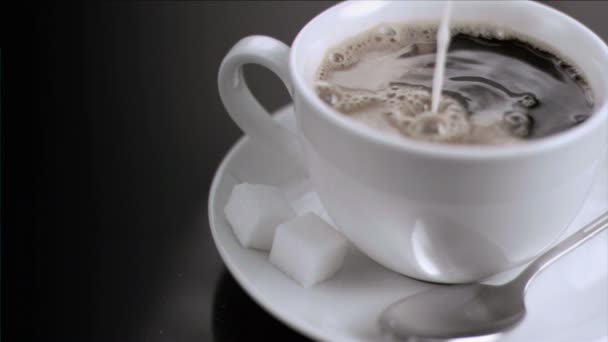 Le lait coule au ralenti dans une tasse — Video