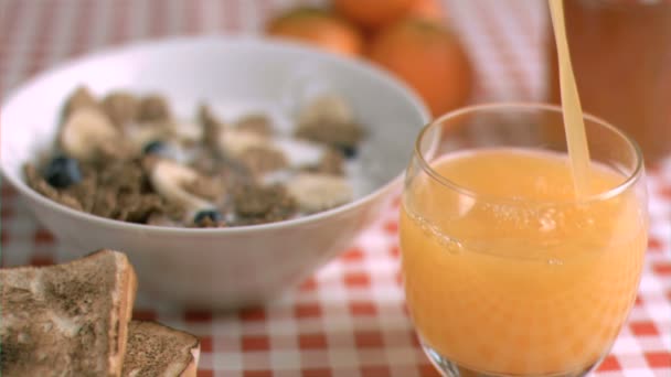 Le jus a été versé au ralenti — Video