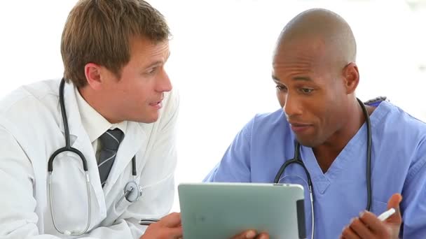Dva lékaři z počítače tablet PC — Stock video