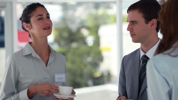 Bir kahve molası sırasında takım elbiseli insanlar — Stok video