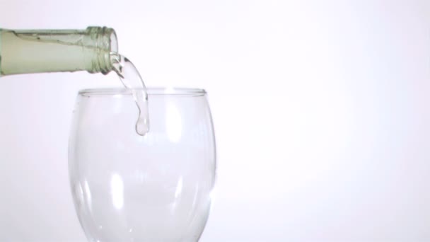 Stroomt in super slow motion uit een fles wijn — Stockvideo