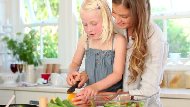 Mother and daughter cutting a pepper together — Stock Video