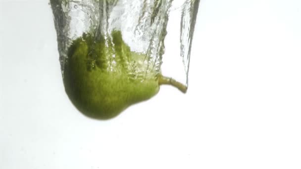 Зелена груша в супер повільному русі падає у воду — стокове відео