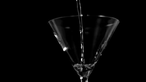 Martini vetro in super slow motion in fase di riempimento — Video Stock