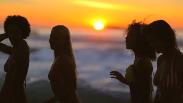 Young woman dancing on the beach — Stock Video