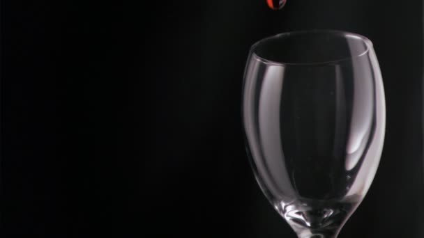 Красное вино наполняет в супер замедленной съемке стакан — стоковое видео