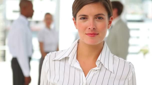 Well dressed woman looking at the camera — Stock Video