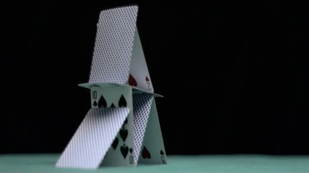 Карточный домик рушится в замедленной съемке — стоковое видео