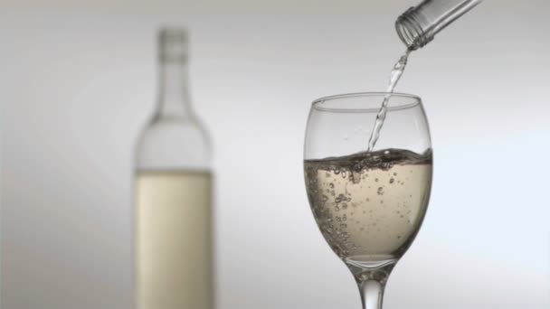 Vino bianco versato in super slow motion — Video Stock