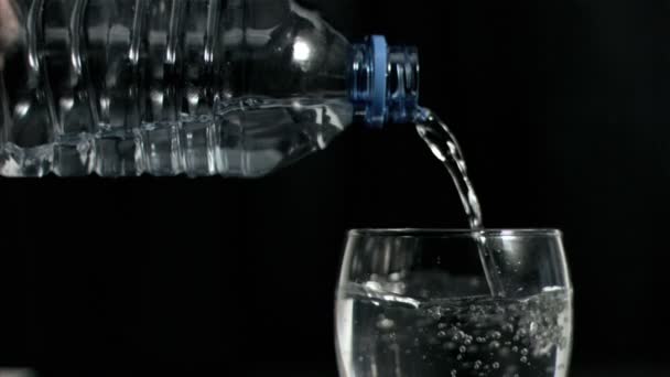 Utspillt vatten i super slow motion — Stockvideo