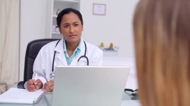 Médico general haciendo preguntas a un paciente — Vídeos de Stock