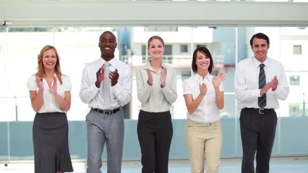 Gente de negocios sonriendo aplaudiendo — Vídeos de Stock