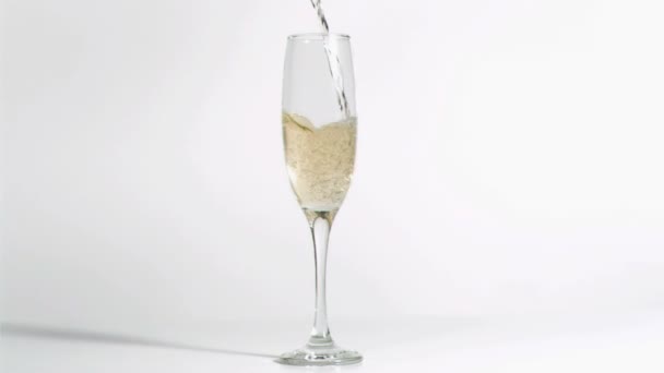 Champagne som hälls i super slow motion i en flöjt — Stockvideo