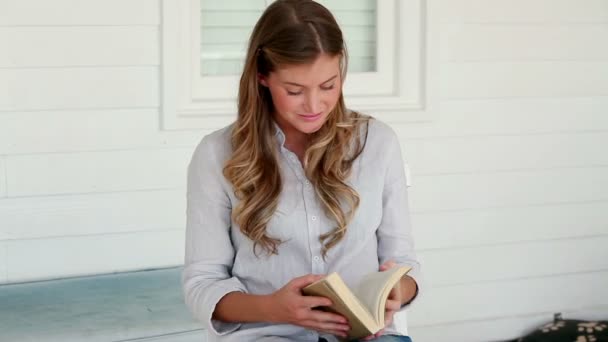 Vrouw beginnen om een boek te lezen — Stockvideo