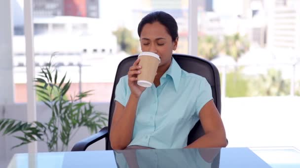 Хорошо одетая женщина пьет кофе — стоковое видео