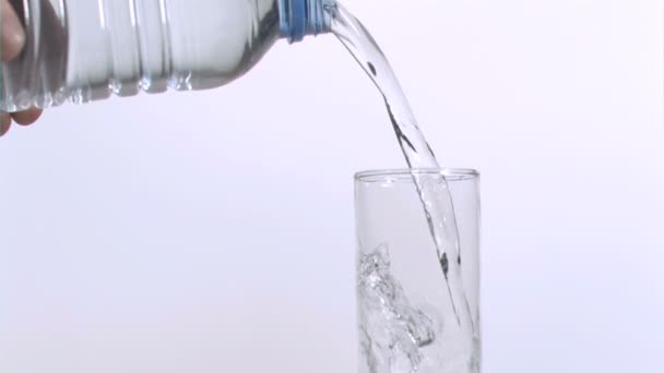 Wasserflasche füllt in Superzeitlupe ein Glas — Stockvideo