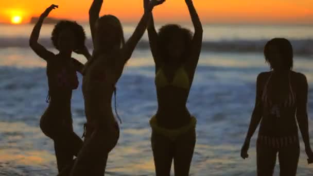 Donna sexy che balla sulla spiaggia — Video Stock