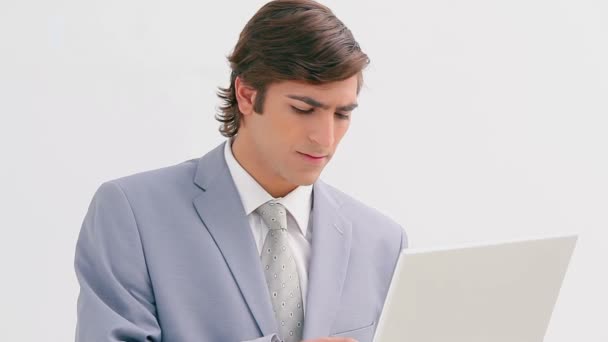 Hombre de negocios serio sosteniendo su computadora portátil — Vídeo de stock