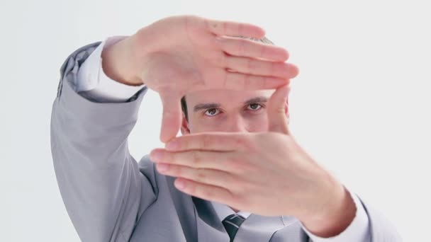 Серьезный брюнетка мужчина делает жест рукой — стоковое видео