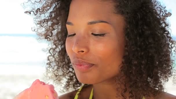 Mujer disfrutando de sandía — Vídeo de stock