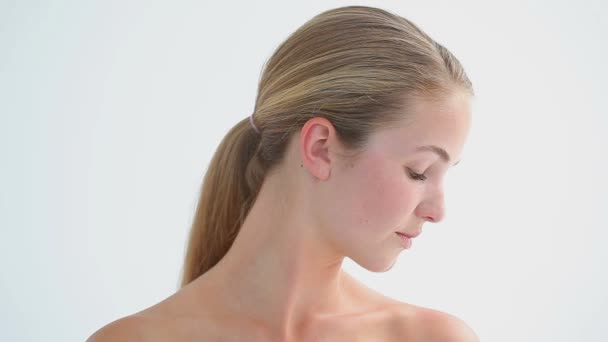 Mulher loira massageando o ombro — Vídeo de Stock