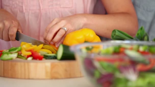 Mujer alimentando a un hombre pimientos después de cortarlos — Vídeos de Stock