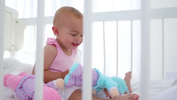 Niña jugando con muñecas — Vídeos de Stock