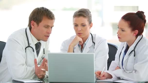 Medyczne Grupa działa na laptopie — Wideo stockowe