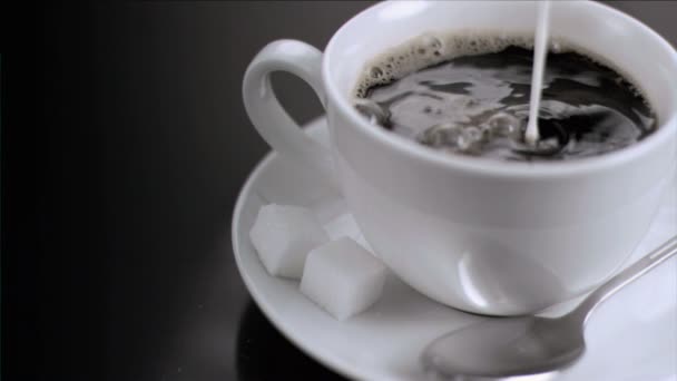 Latte che scorre in super slow motion nel caffè — Video Stock