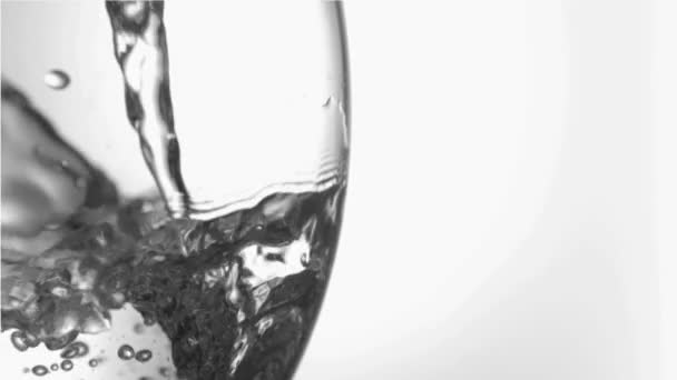 Super slowmotion opvullen van een glas water — Stockvideo